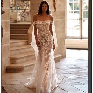 Elegant Lace Off-Shoulder Wedding Dress